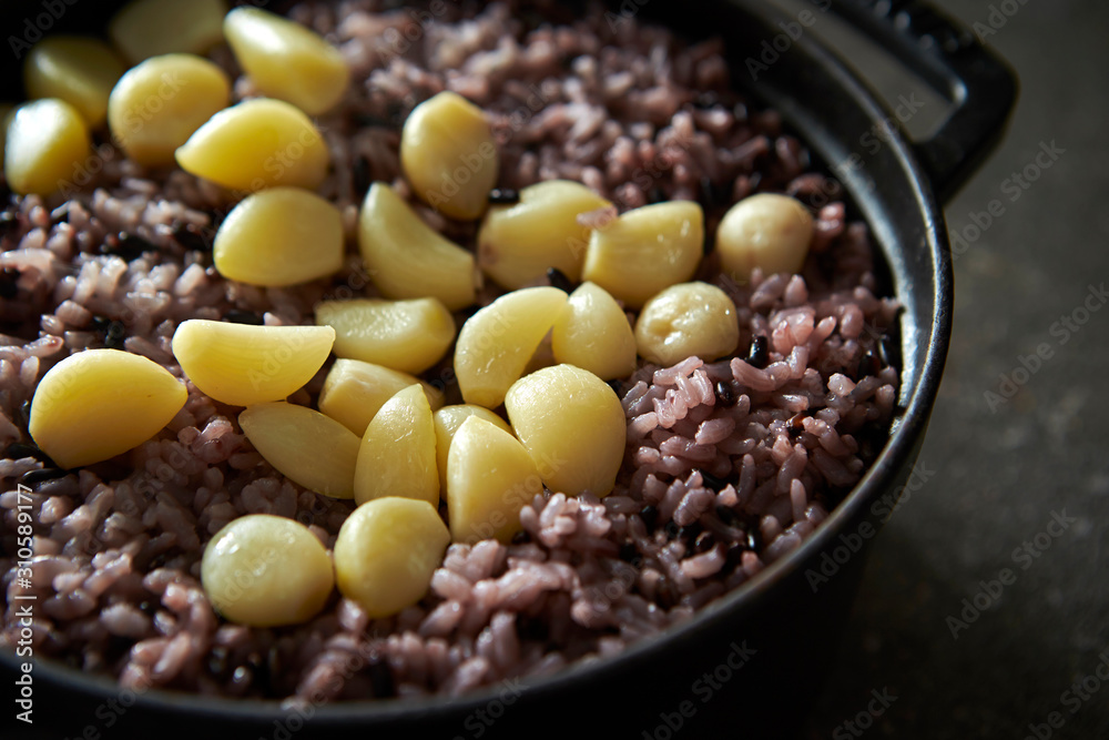Steamed red rice and garlic Steamed red rice and garlic