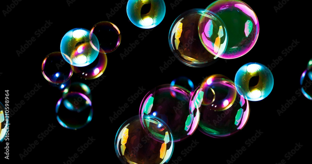 Naklejka premium Soap bubble with black background
