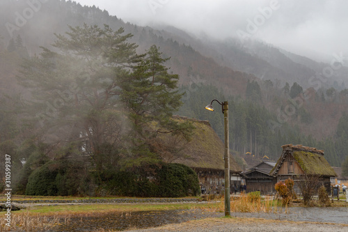 雨の白川郷、合掌造りの町並み