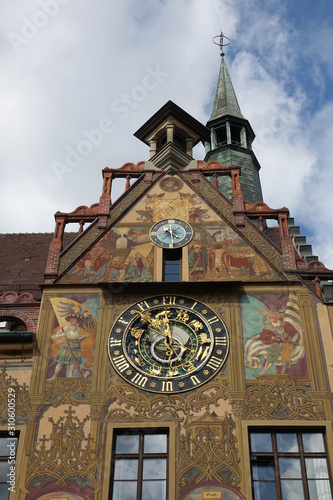 Rathaus in Ulm mit astronomischer Uhr