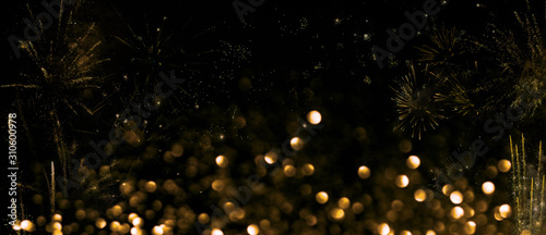Goldenes Feuerwerk mit Lichtermeer im Vordergrund photo