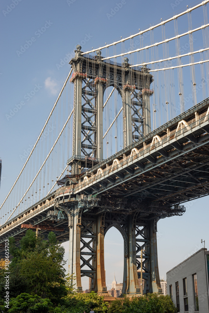 Obraz premium Jedna z wież mostu Manhattan, widziana z Washington Street na Brooklynie. Zrobiono w Nowym Jorku 28 września 2019 r
