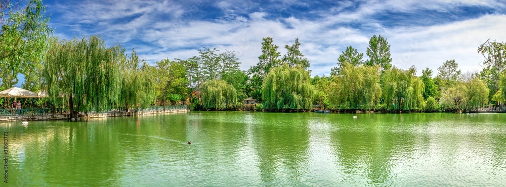 Obraz premium Lake in the park Ravadinovo castle, Bulgaria
