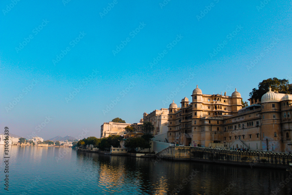 Fototapeta premium Lake side City palace 