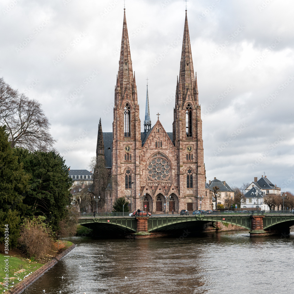 Φωτογραφία view of the Saint Paul's Church of Strasbourg on a cool winter day
