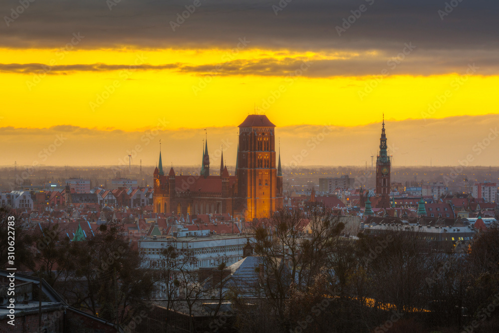 Obraz premium Beautiful cityscape of Gdansk with St. Mary Basilica and City Hall at sunrise, Poland.