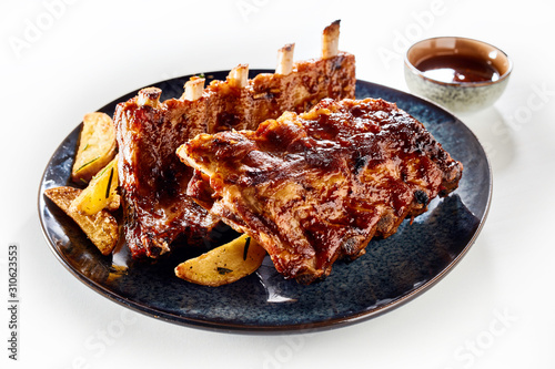 Fotografia Two racks of marinated spicy barbecued ribs