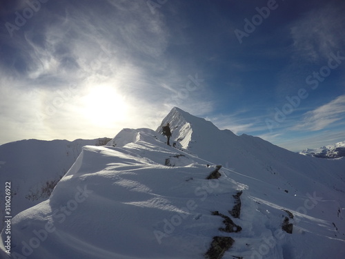 montañero a pocos metros de la cima del canigó en invierno
