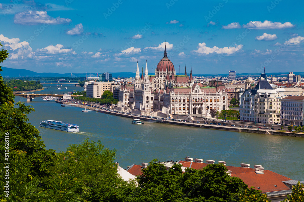 Naklejka premium Panoramic view of the city of Budapest and the Hungarian Parliament Building