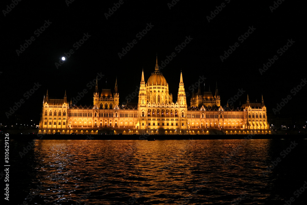 Fototapeta premium ブダペスト ドナウ川遊覧船から見た満月と国会議事堂