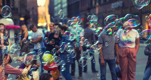 Obraz na płótnie Soap bubbles on the square in Riga w salonie