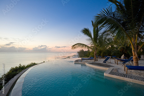 Plakat Infinity pool and the Indian Ocean