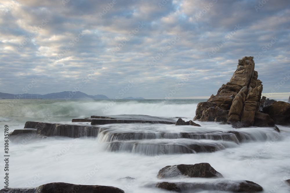 Olas rompiendo en la costa