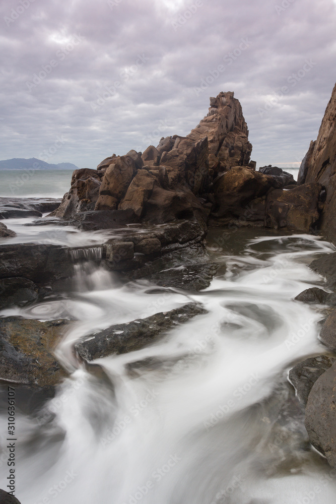 Obraz premium Olas rompiendo en la costa