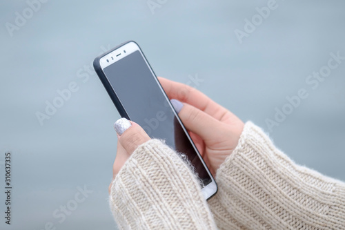 Obraz na płótnie Woman holding a smartphone close up 5 w salonie
