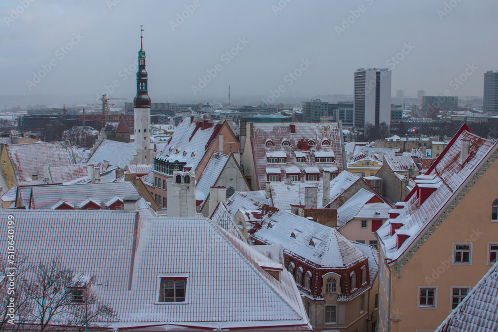 Obraz premium View of the historic Old Town of Tallinn in winter. Estonia