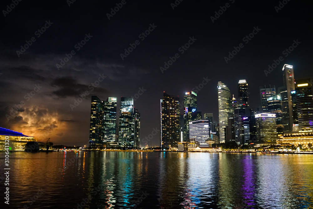 Les grattes-ciel de Singapour avec un éclaire  