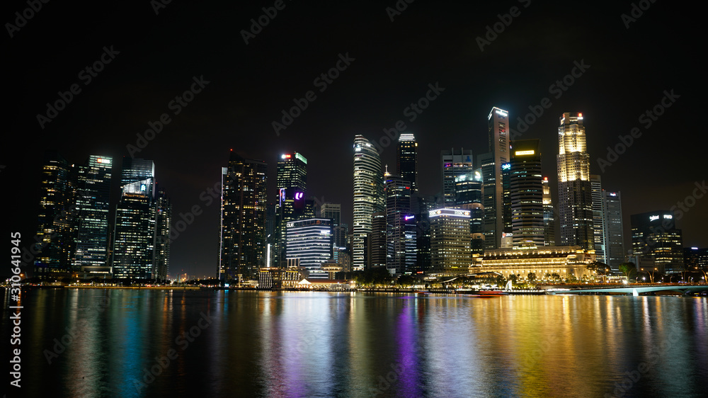 Centre financier de Singapour avec les reflets sur le fleuve Centre financier de Singapour avec les reflets sur le fleuve