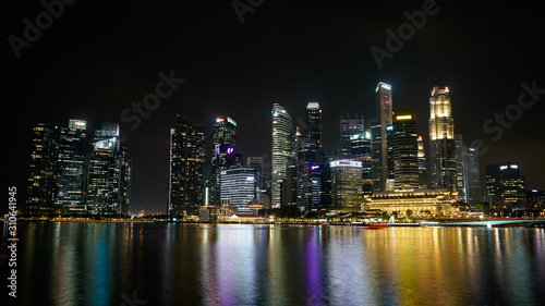 Centre financier de Singapour avec les reflets sur le fleuve © Chilapse