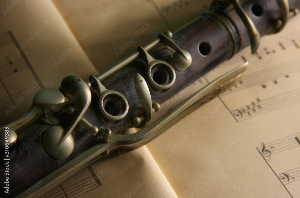 Obraz premium clarinet with sheet music in the background