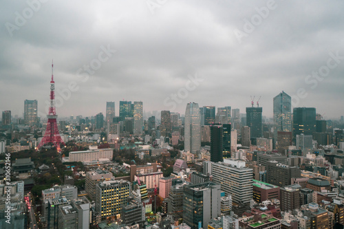 東京タワーとビジネス街と曇り空