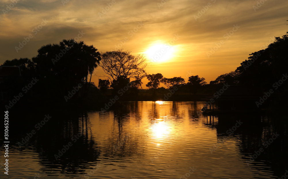 Obraz premium sunset over the lake