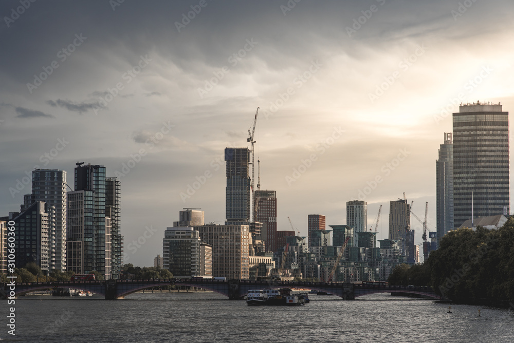 Obraz premium View of West London Buildings With Lambeth Bridge by Sunset