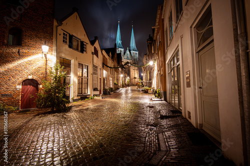 Obraz na plátně view of medieval city with twin tower 'bergkerk' in the 'bergkwartier' of Devent