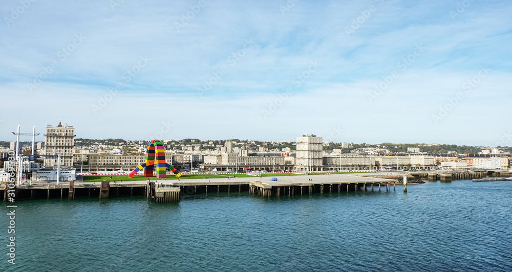 Besonderer Blick: Panorama der französischen Hafenstadt Le Havre in der Normandie vom Meer aus