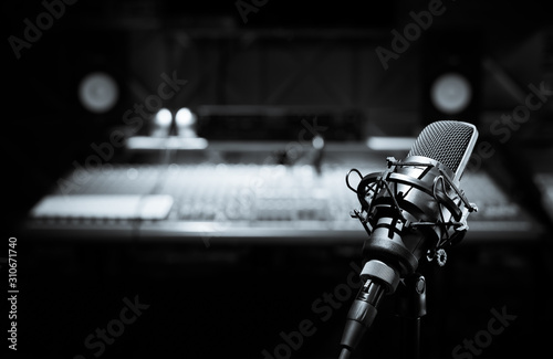 Slika na platnu black and white condenser microphone in recording studio
