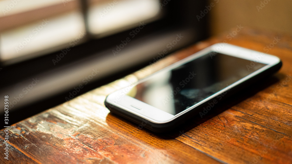 Mobile phone Phu Kwang left on the table Mobile phone Phu Kwang left on the table