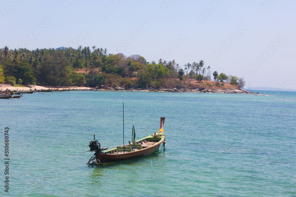 Fototapeta premium Łódź z długim ogonem zacumowana na plaży