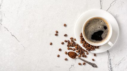 Küchenrückwand glas motiv Kaffee und Kaffeebohnen Morgen schwarzer Kaffee in weißer Tasse  © viktoriya89
