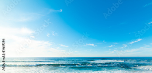 Sun shining over the blue sea in La Jolla beach © Gabriele Maltinti