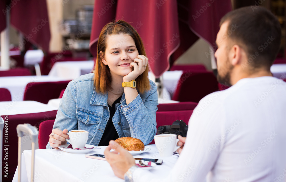 Fototapeta premium male and female traveling and drinking coffee with bakery