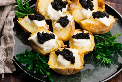 Φωτογραφία Baked potato with spiced cream cheese and caviar