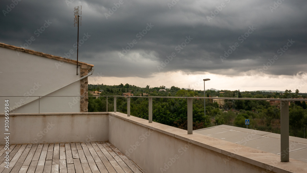 Cielo nublado sobre un barrio residencial Cielo nublado sobre un barrio residencial