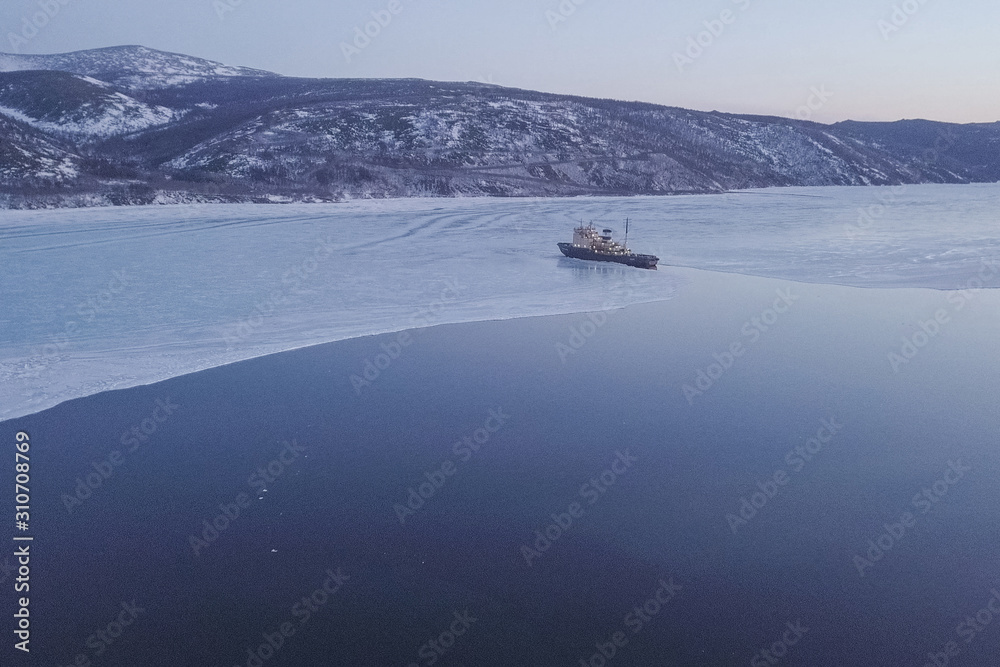 Ice-enpalled naldo, ice breaking ship.