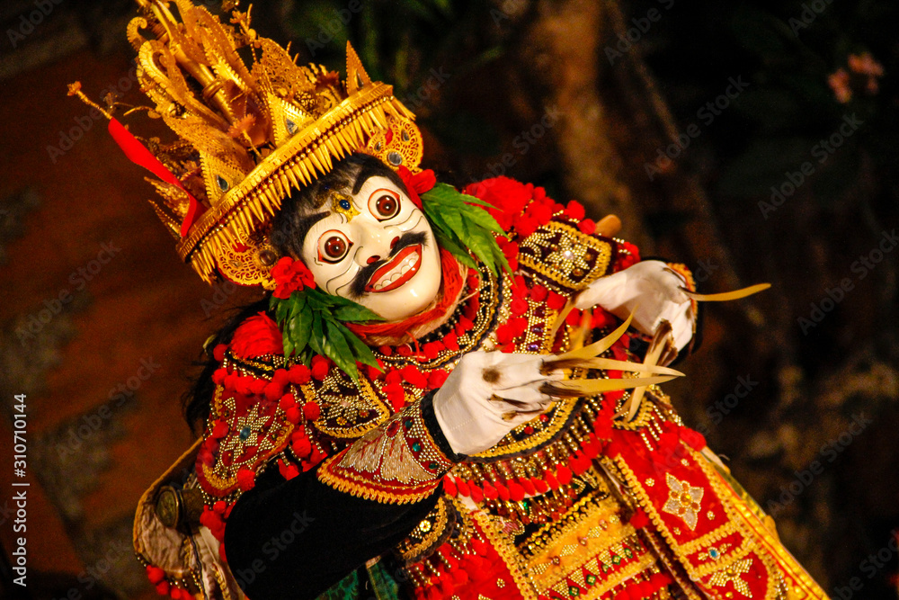 Fototapeta premium Ubud, Lombok / Indonesia »; August 2017: Traditional Balinese dance, a man dressed in a white face