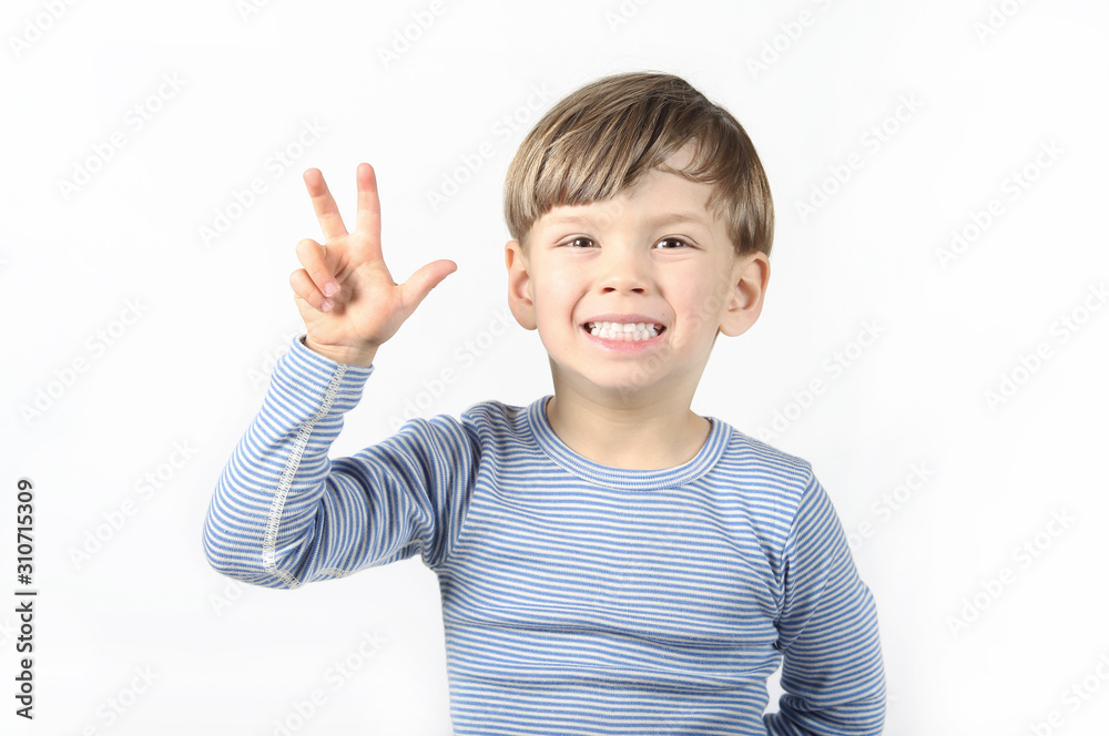Ein kleiner Junge zeigt sein Alter von 3 Jahren Ein kleiner Junge zeigt sein Alter von 3 Jahren