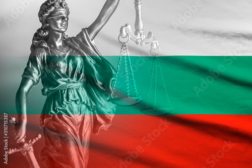 Bilde på lerret Statue of Justice holding flags and sword