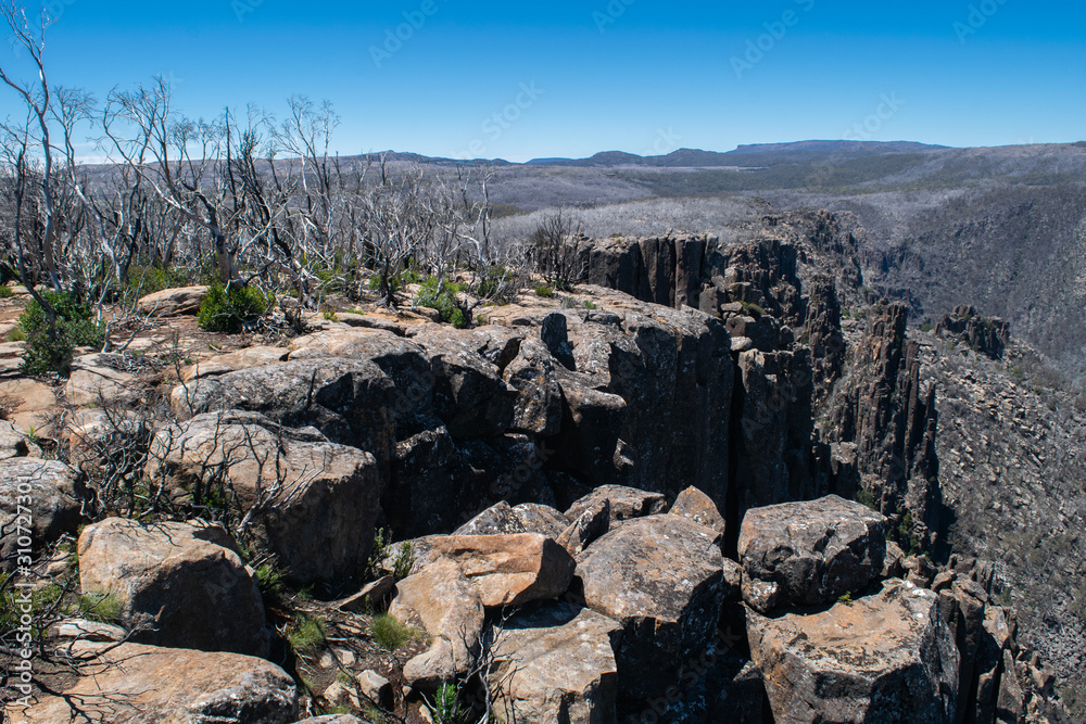 Obraz premium Cliffs along Devil's Gullet in the highlands of Tasmania, Australia