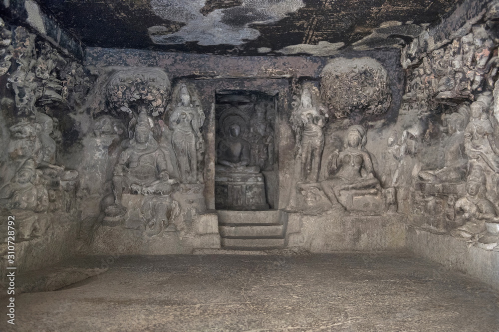 Obraz premium Cave 32 : Mahavira on Lion throne with Matanga and Ambika, Ellora Caves, Aurangabad, Maharashtra, India