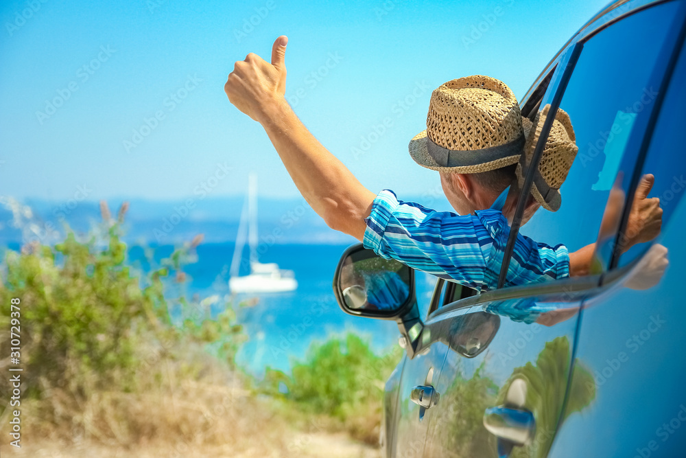 Fototapeta premium happy guy in auto sea background