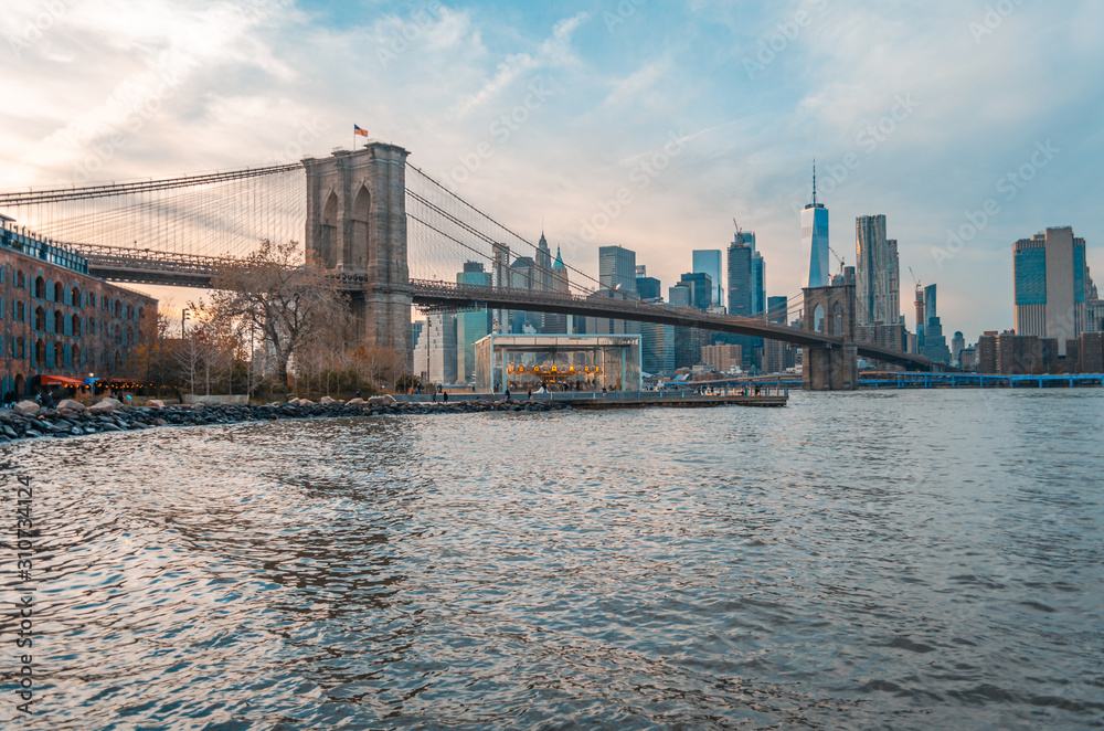 Fototapeta premium New York City Skyline at dusk, Brooklyn Bridge, Manhattan