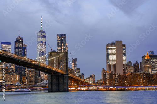 New York City Skyline at dusk, Brooklyn Bridge, Manhattan © Timo Günthner