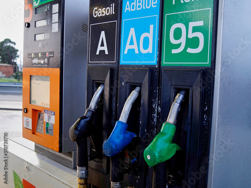 Tableau sur toile surtidor de carburante europeo gasolina gasoil ad blue gasolinera