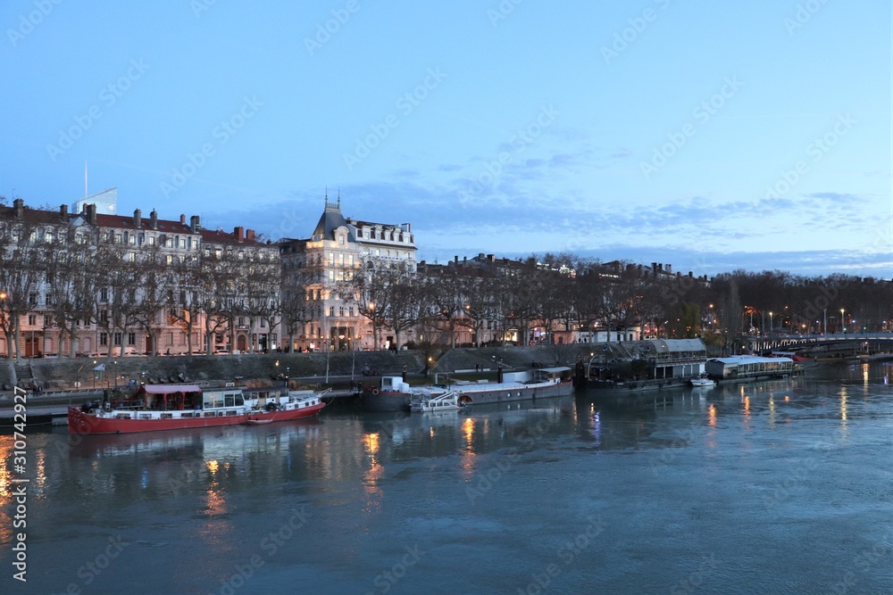 Obraz premium Le quai du Général Sarrail sur le fleuve Rhône à Lyon au coucher du soleil - Ville de Lyon - Département du Rhône - France