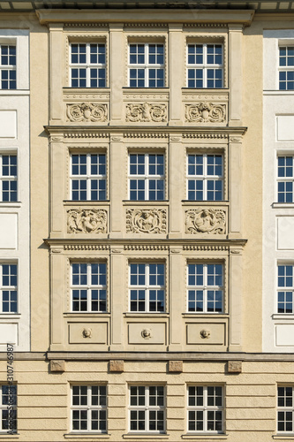 Fassadenschmuck an der denkmalgeschützten ehemaligen "Königlichen Augusta-Schule", in Berlin-Schöneberg