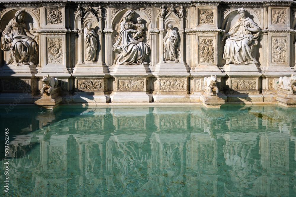 Fontana pubblica a Piazza del Campo, Siena Italia
